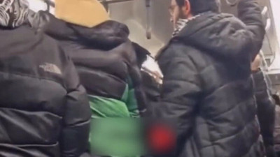 Metroda 'Tevhid bayrağı' tartışması: Bu bayrağı istediğim yerde açarım