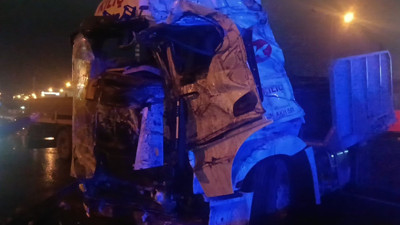 Kağıt gibi ezilen TIR’dan sağ kurtuldular