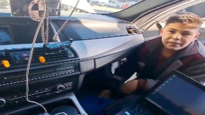 Okulda olması gerekirken araba tamircisinde çalışan çocuk: "İki puan vermediğiniz öğrenciye bir günde bir maaşınızı ödeyince anlayacaksınız, iyi dersler"