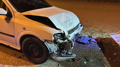 Kavşakta ana yola girme kazası. 2 kişi yaralı