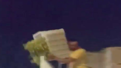 Çiftçileri çıldırttılar! Tarlada 2 liraya alınan biberin markette 25 liraya satıldığını gören çiftçi sinirlenip biberleri döktü