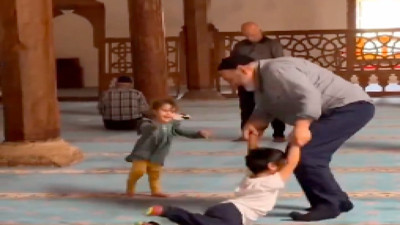 Dede ve torunlarının camideki eğlenceli anları yüreğinizi ısıtacak cinsten