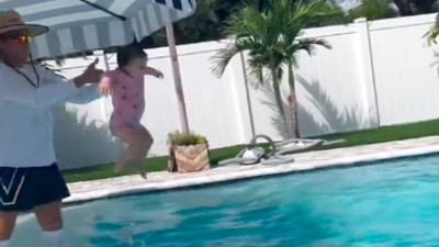 Bebeklerini direkt havuza atarak yüzme öğreten baba gündem oldu