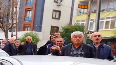 Ucuz ekmek kuyruğunda bekliyor olmasına sinirlenmeyip geciken ekmeğe sinirlenmek... Durum vahim!
