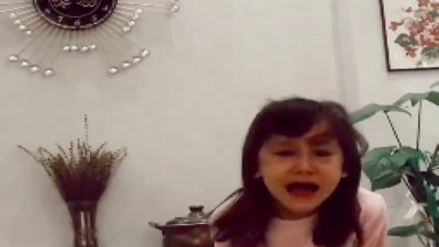 Küçük kız, annesi kakülünü kısa kesince çılgına döndü