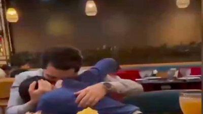 Oğluna istediği telefonu alıp sürpriz yaptı. Baba ile oğulun duygusal anları gündem oldu