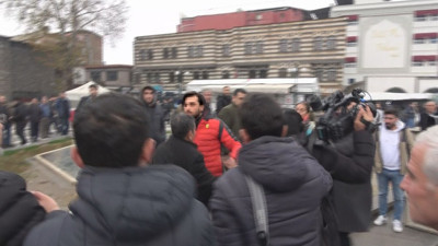 Diyarbakır'da bir vatandaş Rudaw muhabirine ağzının payını verdi! Türkçe konuş ulan! Burası Türkiye Cumhuriyeti