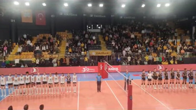 Vakıfbank-Beşiktaş maçında hayatını kaybeden şehitlerimiz için saygı duruşu yapıldı