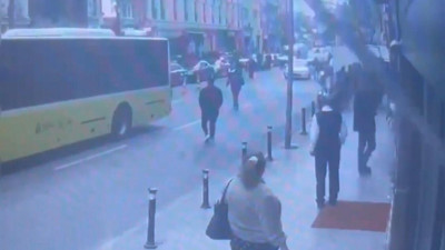 Ünlü oyuncu kaza yaptığı görüntüler ortaya çıktı! Arabaya çarpıp dükkanın içine girmiş