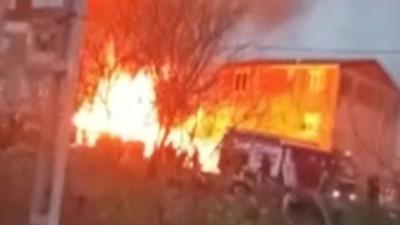 Kümes yangını binayı yaktı