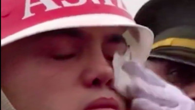 Şehit arkadaşını son yolculuğuna uğurlayan askerin gözyaşlarını komutanları sildi