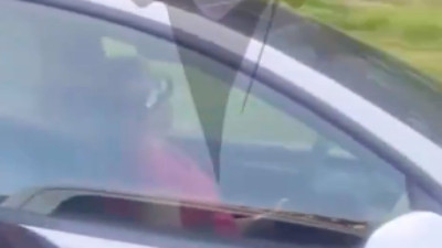 Tesla sürücüsü aracını otomatik pilota alıp uyudu, o anlar sosyal medyada tartışma konusu oldu