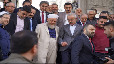 Ulaştırma Bakanı İsmailağa Cemaati’nin vakfını ziyaret etti. Hatıra defterini 'Kıymetli hocam' diyerek imzaladı