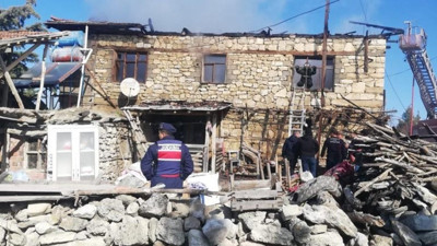 Yangın iki katlı evi küle çevirdi