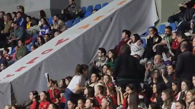 Minik taraftarlar takımı ayağa kaldırdı. THY öne geçti