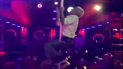 Pavyoncu dayı eğlenirken hızını alamayıp direğe tırmandı