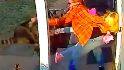 Kızını, saldıran rakundan kurtaran annenin videosu beğeni topladı