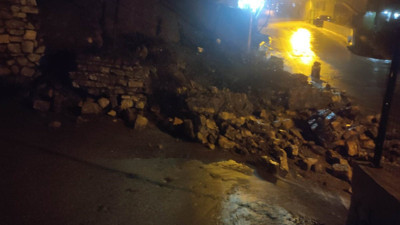 Aşırı yağış mezarlığı göçertti