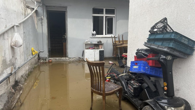 Esenyurt’ta rögar kapağı patladı. İki evi su bastı