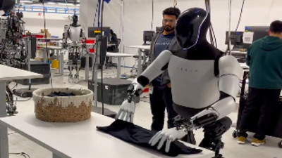 Elon Musk, Tesla robotunun tişört katlama yeteneğini gösterdi