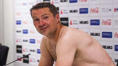 Galatasaray'ın rakibinden üstsüz basın toplantısı. Galatasaray taraftarı ortaya çıkardı