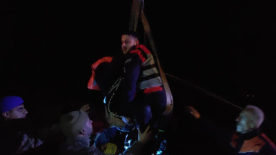 Dereye uçan otomobili kurtarma çalışmaları film sahnelerini aratmadı