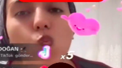 Türbanlı bir kadın TikTok'ta canlı yayın açıp para toplamak için yaptığı erotik hareketlerle gündem oldu