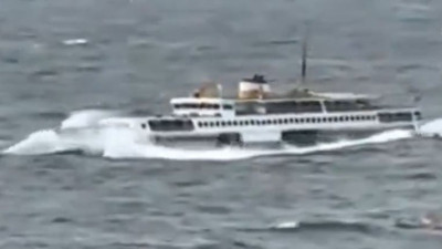 Adalar vapuru dev dalgalar arasında kaldı. Yolcular ecel teri döktü