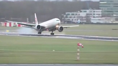 Dev uçağın inişte zor anları. Rüzgar yaprak gibi savurdu, pilot uçağı pas geçirdi