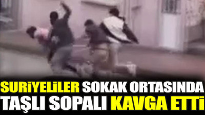 Suriyeliler sokak ortasında taşlı sopalı kavga etti