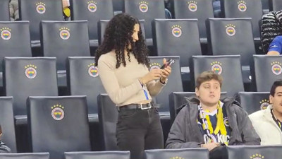 Kıvırcık saçlarıyla bir anda ortaya çıktı. Herkes onu izledi