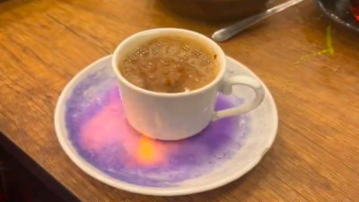 Alevli tabakta Türk kahvesi sunumu çileden çıkarttı: "Dümdüz kahve içemeyecek miyiz?"