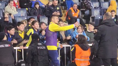 Cengiz Ünder'e büyük ilgi. Isınırken taraftarlarla fotoğraf çekildi