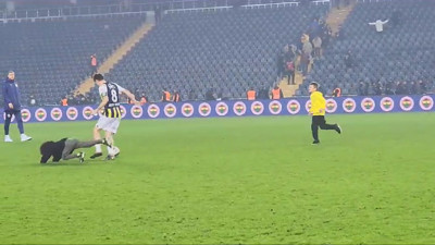 Mert Hakan 6-0'lık zafer sonrası çocuklarla top oynadı