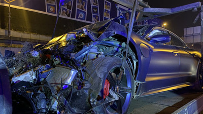 E-5 Karayolu’nda lüks otomobil yol bakım aracına çarptı: 5 yaralı