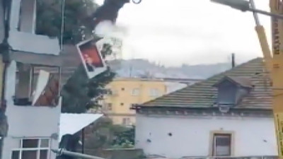 İskenderun'da yıkım yapan operatörün çıkardığı Türkeş fotoğrafını Atatürk fotoğrafı zannettiler