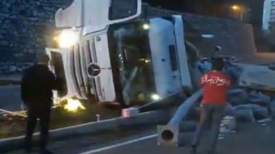 Kömür yüklü tırın devrildiği kazada 1 kişi yaralandı