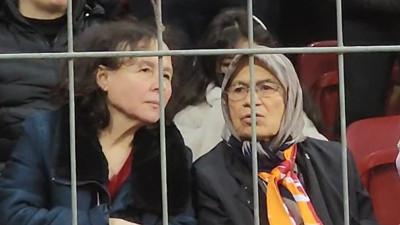 Galatasaray golü yedi teyzeler kritiğe başladı. Rams Park'ta ilginç anlar