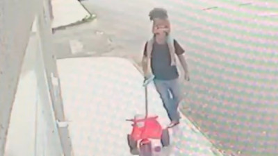 Telefonuna dalan baba, omzunda taşıdığı çocuğunu kaybettiğini sanınca panik anları sosyal medyada viral oldu