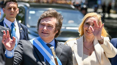 Devlet başkanı kardeşini danışman yaptı sözünden çıkmıyor. Kendisini medyum sanıyor