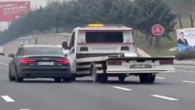 Trafikte zıtlaşan sürücülerin araçlarıyla atışması, çevredekilerin de hayatını tehlikeye soktu