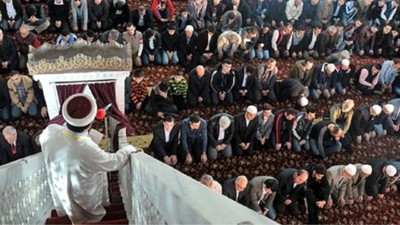 Kaymakam, hutbe okumasını beğenmediği imamı mikrofonla darbetti. Valilik soruşturma başlattı