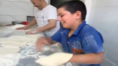 Babasıyla fırında çalışan 8 yaşındaki çocuğun hamur açma yeteneğini öve öve bitiremediler