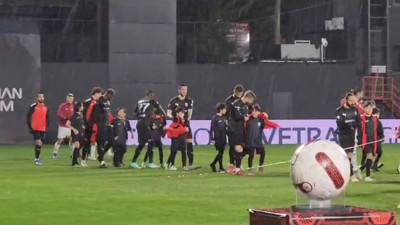 Pendiksporlu futbolcular montlarını üşüyen çocuklara verdi. Herkesin içi ısındı