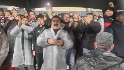 Beşiktaş taraftarı herkese ders veriyor. Ne yağmur ne skor onları durduramadı