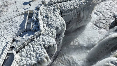 Aşırı soğuk şelaleyi dondurdu