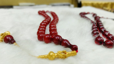 Yolda görseniz tekme atacağınız taştan yapılan tesbihler 25 bin TL’ye satılıyor