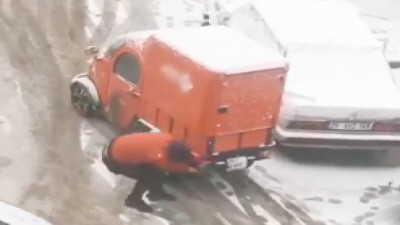 Erzurum'da bir kargo görevlisinin tek başına karla mücadelesi...