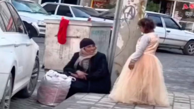 Çöpte bulduğu elbiseyi giyen küçük kız ve onu alkışlayan anne...