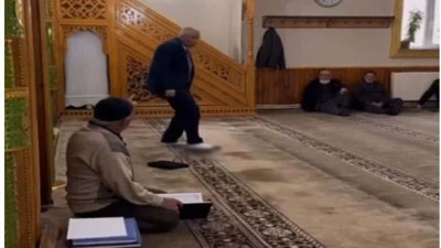 Camide Kur'an-ı önce öptü sonra yere koyup üzerine bastı